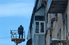 «Свершилось чудо!»: спустя полторы недели обещаний с дома в центре Саратова сбивают опасные сосульки