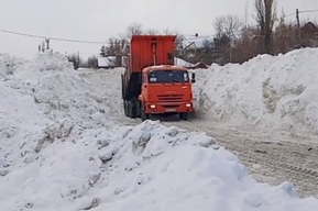Общественник рассказал о свалке грязного, смешанного с реагентами снега в Затоне