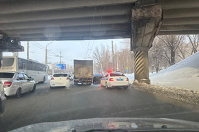 Под мостом на 3-й Дачной столкнулись «ГАЗель» и Lada Granta