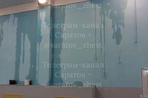«На полу стоит вода, покрытие повреждено»: в Заводском районе затапливается спортивный зал, куда ходили местные жители