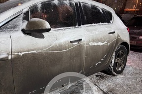 Неизвестный хулиган царапает автомобили возле крупного жилого комплекса в Энгельсе