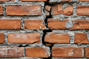 Администрация потратит полмиллиона рублей, чтобы укрепить стены разрушающегося дома (он не признан аварийным)