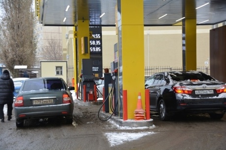 Бензин и солярка в Саратовской области продолжили дорожать после новогодних праздников