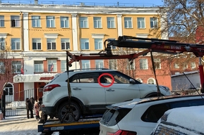 В Мирном переулке случился коллапс из-за эвакуатора, на котором находилась иномарка с водителем внутри