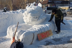 «Я просто рабочий»: мужчина с пилой и лопатой делает возле саратовского цирка фигуру тигра из грязноватого снега