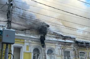 В центре города тушат двухэтажное здание, улицу заволокло дымом (фото)