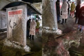 «Стыд и позор!»: общественница рассказала об испачканном грязным снегом остановочном павильоне с прикреплённым плакатом, посвящённым участникам ВОВ