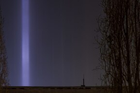 Жители Саратова увидели световые столбы: специалист рассказал, почему они появились