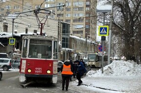 Из-за столкновения легковушки и трамвая в центре города остановился электротранспорт двух маршрутов