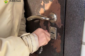 Бывшие родственники не давали покровчанке вселиться в дом. В дело вмешались приставы