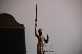 На федеральном уровне обратили внимание на отсутствие приговора по делу о гибели девочки под колесами авто в Саратове (водитель скрылся с места ДТП)