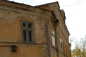 К продаже готовят дом-памятник в центре Саратова: во сколько оценили ремонт