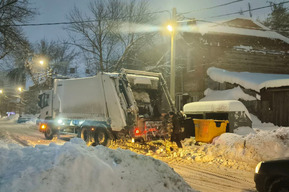 Снегопад: экипажи мусоровывозящих компаний продолжают работу в круглосуточном режиме 