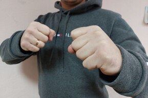 Бил по голове и груди: саратовец атаковал полицейских и попытался избежать наказания