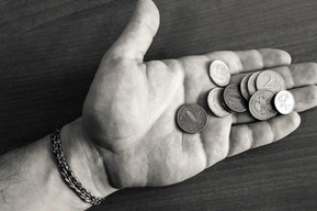 Саратовские чиновники отказались платить штраф в 960 рублей Фонду, на миллиардную помощь которого очень рассчитывают при расселении аварийных домов: дело дошло до суда