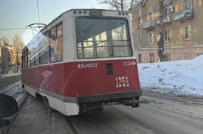 В Заводском районе трамвай сошёл с рельсов и перегородил пути