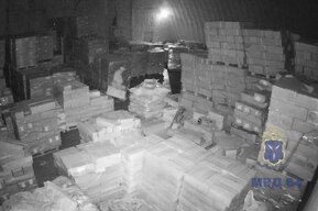 Бывший сотрудник склада после увольнения украл рыбу и морепродукты на сотни тысяч рублей, а затем уехал из города