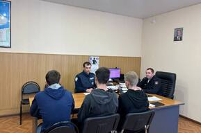 Задержаны трое подростков, которые зацепились за троллейбус и катались по улице