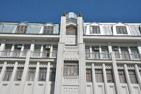 Госучреждение ищет желающих снять три этажа старинного здания в самом центре Саратова по 220 рублей за «квадрат» (ранее его отсудили у собственников)