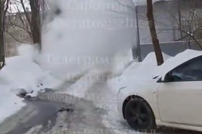 Двор в Ленинском районе заволокло густым паром (видео)