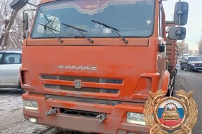 На Соколовой «КамАЗ» снес припаркованную иномарку