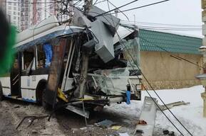 В Энгельсе троллейбус столкнулся с кроссовером: пострадали восемь человек