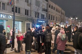 «Праздник любви» на проспекте Столыпина: школьницы устроили акцию с бесплатным чаем, сладостями и добрыми пожеланиями (фото)