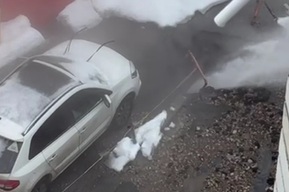 В дворе дома в центре Саратова забил фонтан: жители боятся, что дорога превратится в каток