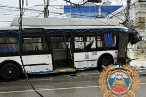 В Энгельсе троллейбус столкнулся с китайским кроссовером. Стало известно о состоянии пострадавших