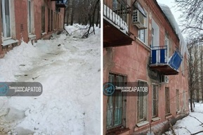 Глыба льда выбила окно в аварийном доме около детского сада в Заводском районе