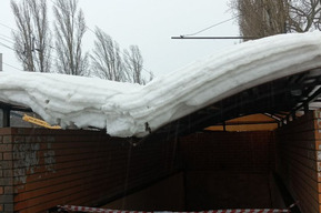 Козырёк многострадального подземного перехода на 2-й Дачной погнулся под толстым слоем снега, проход внутрь закрыт