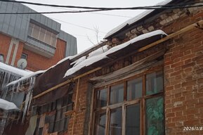 В центре Саратова вот-вот обрушится аварийный дом, который ждёт расселения с 2020 года: реакция следователей
