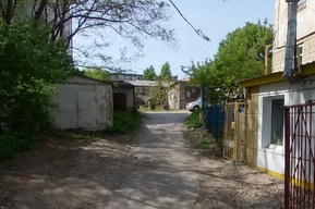Чиновники нашли в Октябрьском районе пять гаражей и два шлагбаума, которые хотят снести