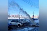 На въезде в Саратов забил коммунальный фонтан из воды и грязи