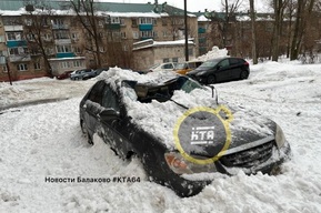 Рухнувший с крыши снег раздавил еще один автомобиль