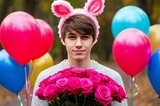 300 роз, воздушные шары, батарейки и ободок в форме ушей: юноша получил «завтраки» от мошенников и не смог подготовиться к празднику