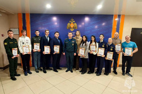 Помогали эвакуироваться во время пожара, спас тонущую девочку: в Саратове наградили неравнодушных молодых людей