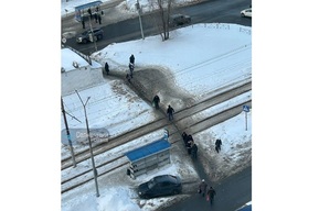 Жители Солнечного района показали «козьи тропы», по которым они ходят к школе и автобусной остановке