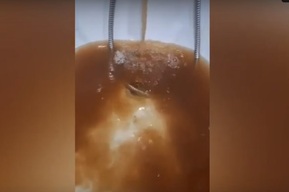 То тёплая, то холодная, то «кофе»: житель Энгельса пожаловался на возмутительное качество воды, которой вынуждена пользоваться его семья