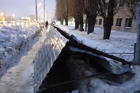 На Навашина забор вокруг аварийного дома рухнул на тротуар после снегопада