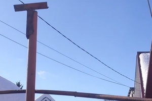 Пожилая саратовчанка уже неделю выживает в собственном доме без отопления после схода «лавины»