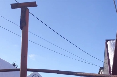 Пожилая саратовчанка уже неделю выживает в собственном доме без отопления после схода «лавины»