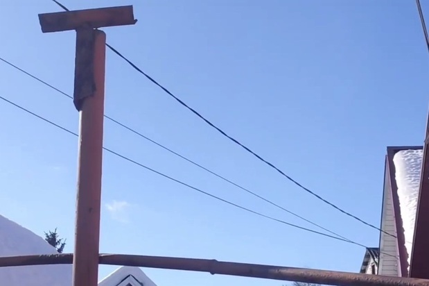 Пожилая саратовчанка уже неделю выживает в собственном доме без отопления после схода «лавины»