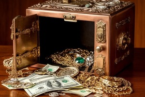 В Саратове полицейские задержали курьера мошенников, который забрал у ровесника сейф с деньгами и драгоценностями почти на 5 миллионов рублей