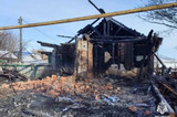 На пепелище деревянного дома в посёлке нашли трупы трёх человек 