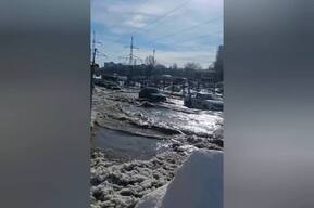 «Выйти из подъезда можно только в болотных сапогах»»: микрорайоне Солнечный затапливает улицу Тахова