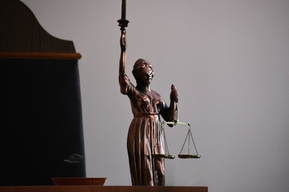 Полковникам областного ГУВД Николаю Межуеву и Николаю Дегтяренко смягчили приговоры и вернули звания. Адвокаты намерены продолжать бороться за их оправдание