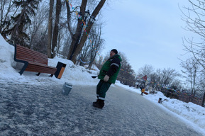 «Для чего это сделано?»: в Детском парке Саратова на очищенные дорожки рассыпают реагенты