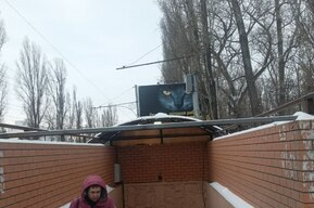 Чиновники не спешат ставить новый козырёк на подземный пешеходный переход на 2-й Дачной, который прогнулся под толстым слоем снега