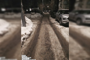 Саратовский регоператор назвал адреса контейнерных площадок, где вывоз отходов осложнен из-за припаркованных машин и колейности